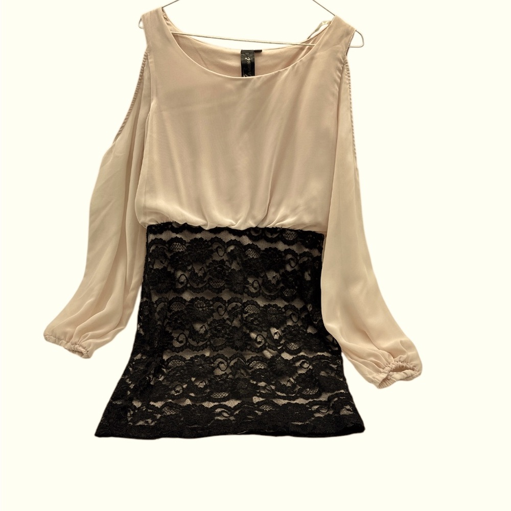 Elegant Trixxie peach and Black Lace dress w/ peekaboo sleeves women’s ‎ size XL